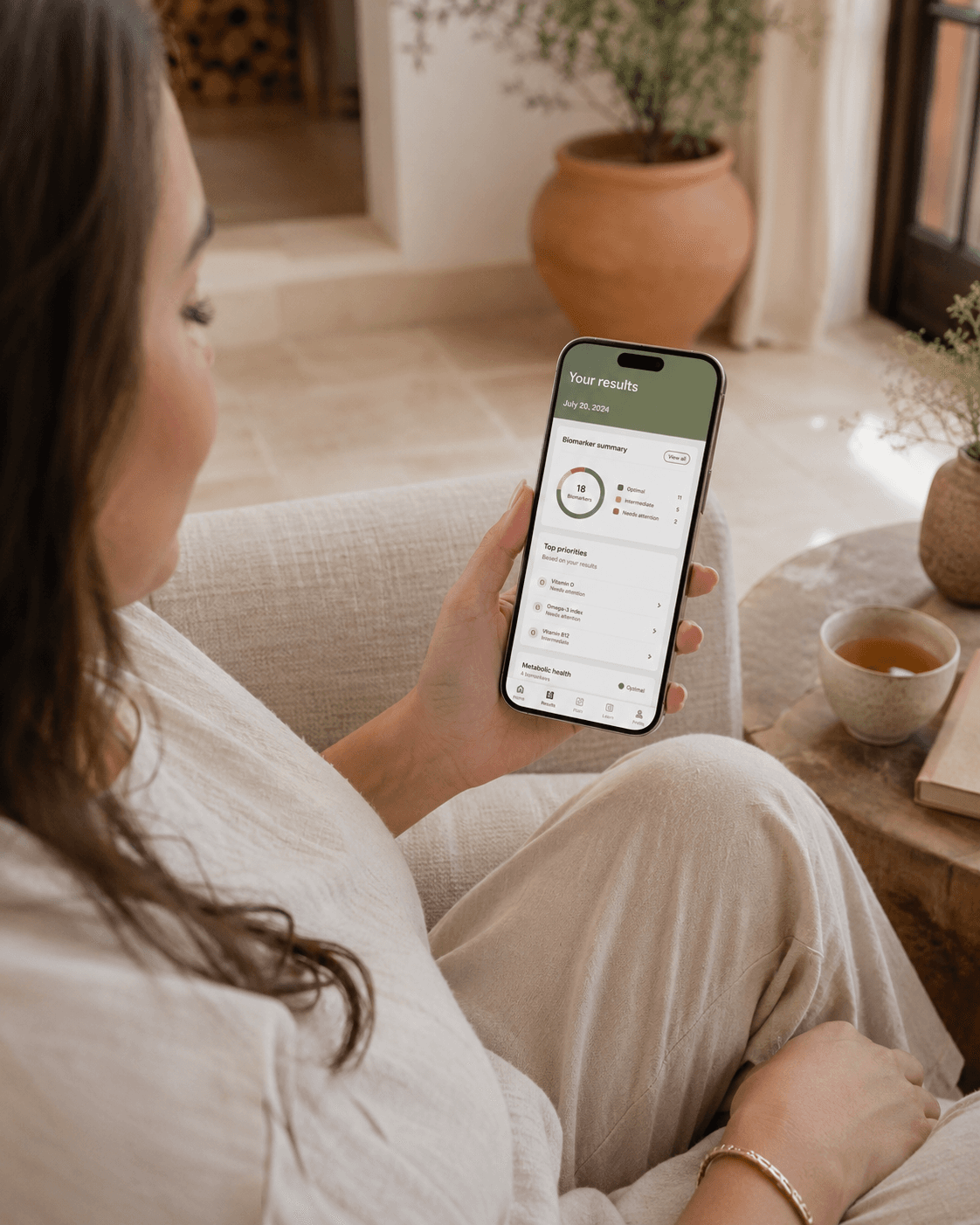 Patiente consultant ses résultats sur l'app Casa Lab